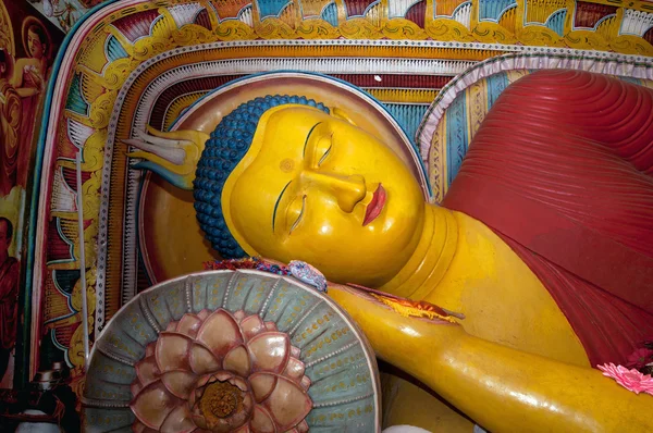 一尊睡佛在丹布拉的一座寺庙 — 图库照片