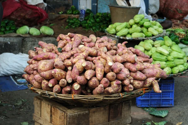 産直野菜農家の市場で販売 — ストック写真