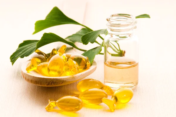 Ginko biloba essential oil with fresh leaves — Stock Photo, Image
