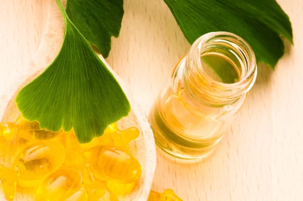Ginko biloba olio essenziale con foglie fresche — Foto Stock