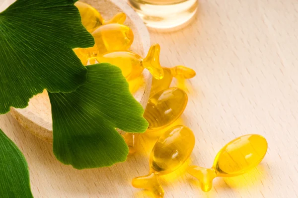 Ginko Biloba Essential Oil Fresh Leaves Beauty Treatment — Stock Photo, Image