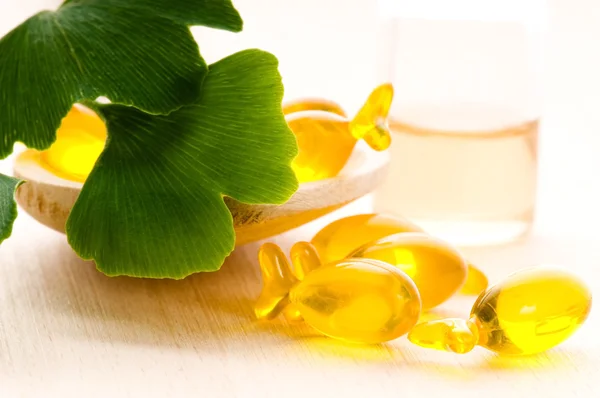 Ginko biloba essential oil with fresh leaves - beauty treatment — Stock Photo, Image