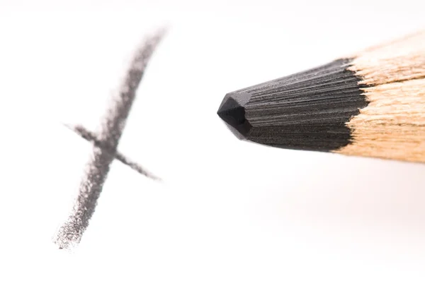 Олівець, що пише на білому папері — стокове фото