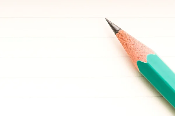 Ołówek pisać na białym papierze — Zdjęcie stockowe