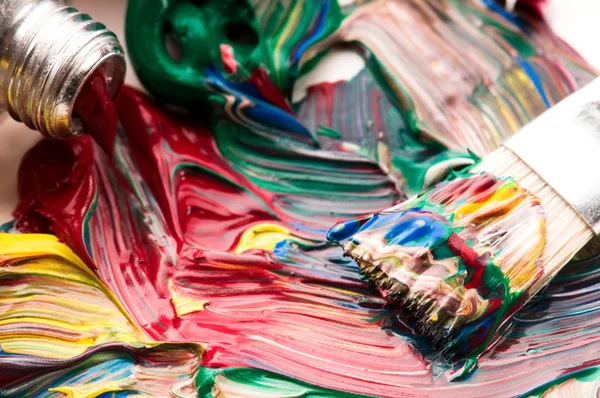 Brush mixing paint on palette — Stock Photo, Image