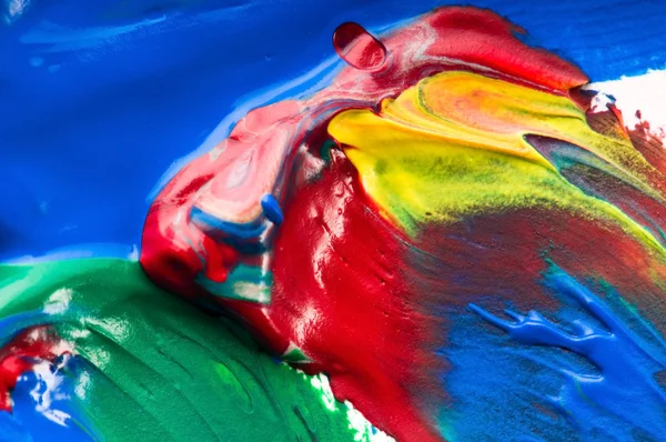 Кисть смешивания краски на палитре — стоковое фото