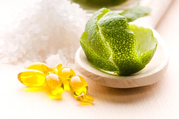 Bagno al limone - sale da bagno, capsula e frutta fresca — Foto Stock