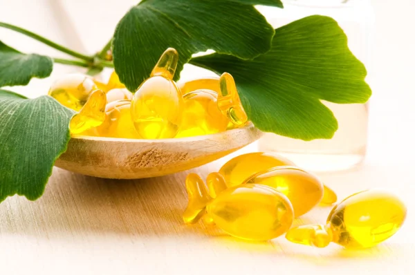 Ginko Biloba ätherisches Öl mit frischen Blättern - Schönheitsbehandlung — Stockfoto