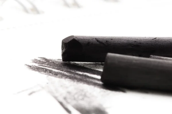 Die schwarze Holzkohle des Künstlers mit Schmutz — Stockfoto