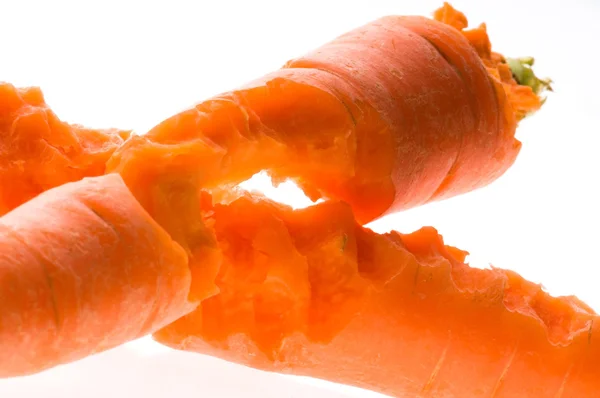 Кусай свежую морковку — стоковое фото