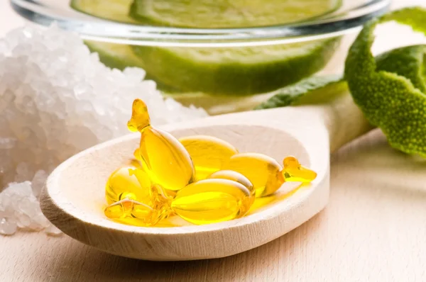 Bagno al limone - sale da bagno, capsula e frutta fresca — Foto Stock