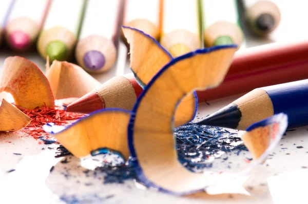 Geschärfte Bleistifte und Holzspäne — Stockfoto