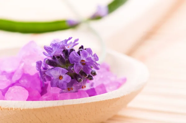 Lavanta çiçeği ve banyo tuz. Spa ve sağlıklı yaşam — Stok fotoğraf