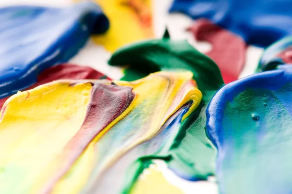 Brush mixing paint on palette — Stock Photo, Image