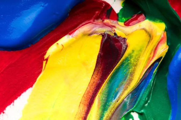 Brush mixing paint on palette — Stock Photo, Image