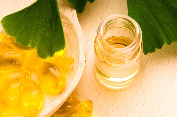 Ginko Biloba Essential Oil Fresh Leaves Beauty Treatment — Stock Photo, Image