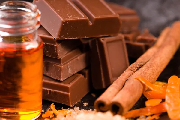 Čokoláda s pomerančem a skořicí — Stock fotografie
