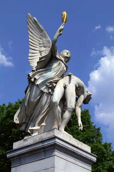 Статуя против голубого неба — стоковое фото