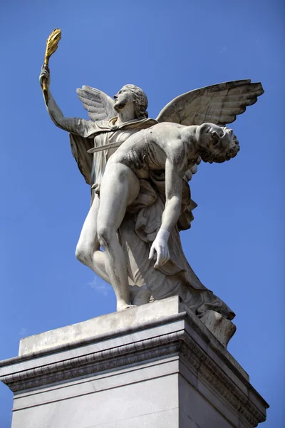 Статуя на тлі блакитного неба — стокове фото