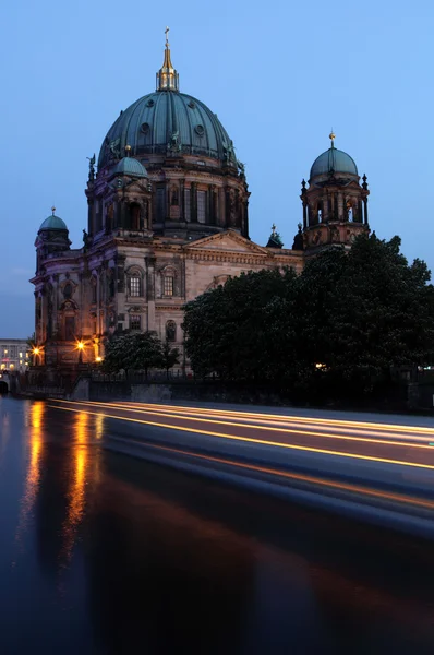 Berliner dom är ett populärt turistmål i hjärtat o — Stockfoto