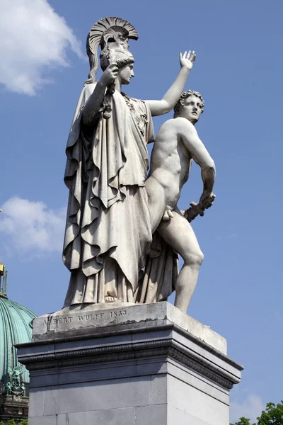 Статуя против голубого неба Стоковое Изображение