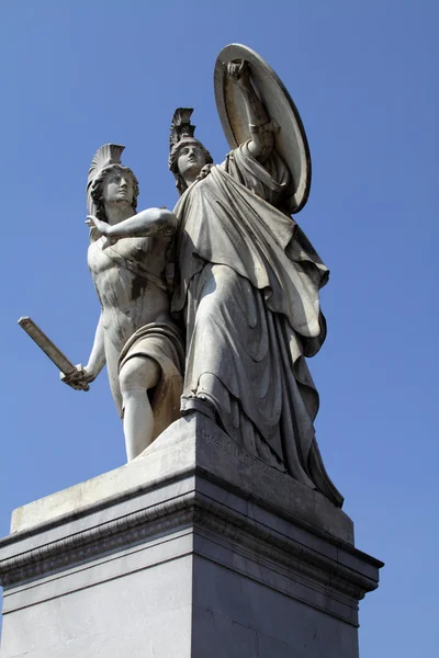 Estatua Contra Cielo Azul Imagen de stock