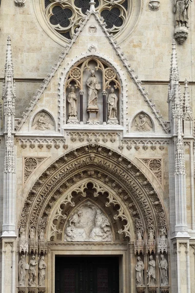 クロアチア、ザグレブ。主な入力と大聖堂のファサードの要素 — ストック写真