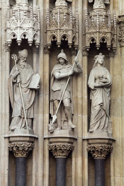 Tre statue di santi sopra l'ingresso della Cattedrale della Vergine Maria, Zagabria, Croazia — Foto Stock