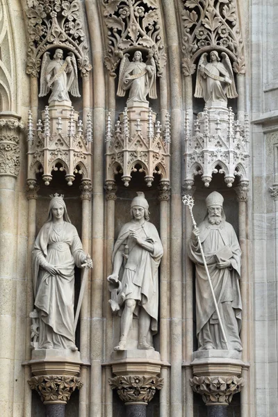 Tres Estatuas Santos Sobre Entrada Catedral Virgen María Zagreb Croacia —  Fotos de Stock