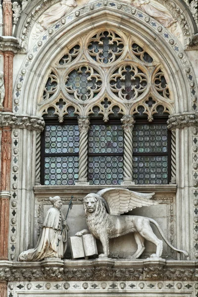 Okřídlený lev reliéf, Benátky — Stock fotografie