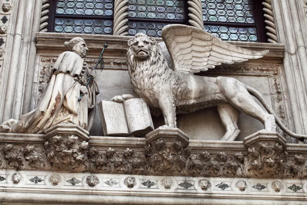 Geflügeltes Löwenrelief Venedig Italien — Stockfoto