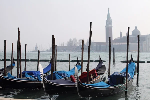 Гондолы, привязанные вдоль Большого канала, Венеция, Италия, на холоде — стоковое фото