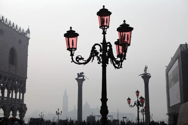 Roze lantaarn in het san Marcoplein in Venetië, Italië. — Stockfoto