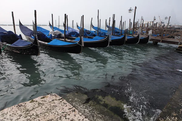 Gondolas tied up along the Grand Canal, Venice, Italy, on a cold — Stock Photo, Image