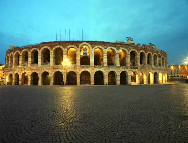 Antik Roma amfi arena, verona, İtalya, gece — Stok fotoğraf
