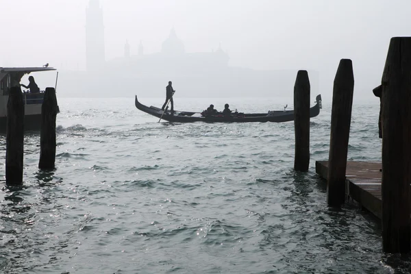 Gondoler bundet upp längs grand canal, Venedig, Italien Royaltyfria Stockbilder
