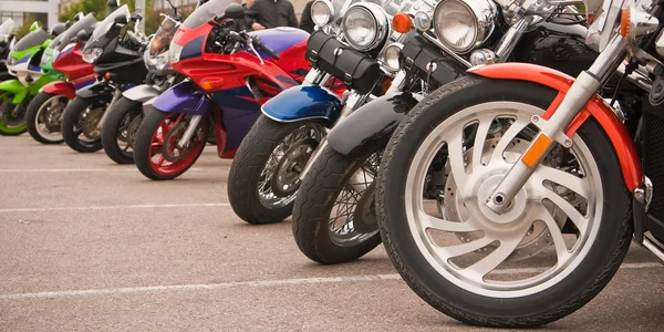Motocykly parkování v řadě — Stock fotografie