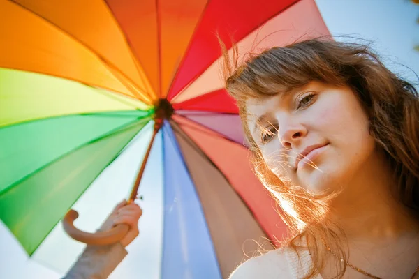 Przeciwko kolorowy parasol — Zdjęcie stockowe