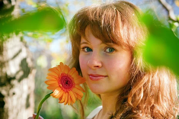 Vacker kvinna och blomma på våren — Stockfoto
