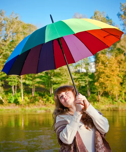Mulher com guarda-chuva colorido — Fotografia de Stock