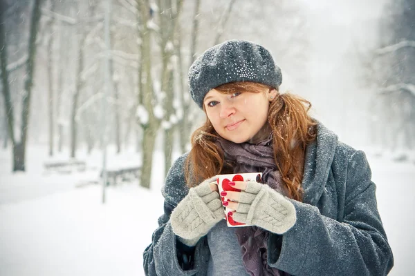 Jovem Segurando Copo Com Corações Pintados Inverno Nevando — Fotografia de Stock