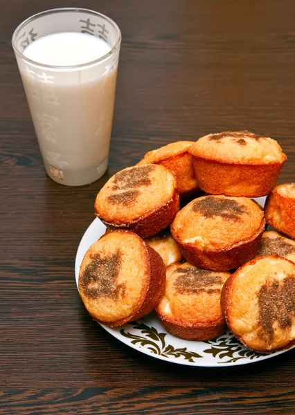 Gyldne muffins og mælk - Stock-foto