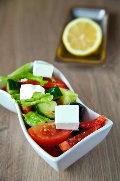Свіжий салат з сиром — стокове фото