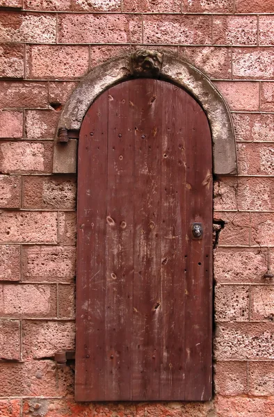 Old wall with a door — Stock Photo, Image