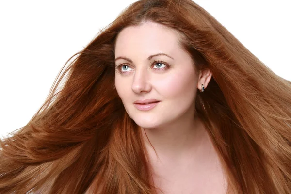 Porträtt av en flicka med rött, långt hår — Stockfoto