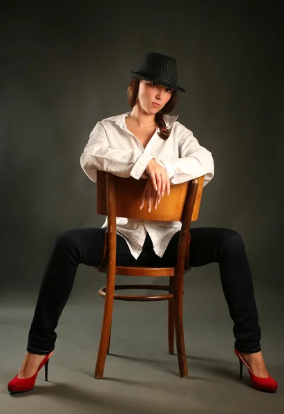 의자에 앉은 여자 — 스톡 사진
