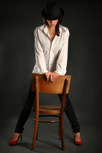 Frau auf Stuhl — Stockfoto