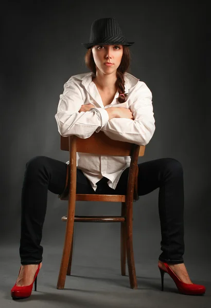 椅子に座っている女性 — ストック写真