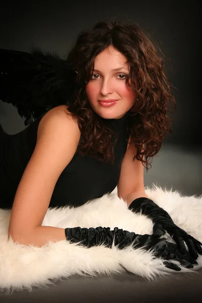 黑色翅膀的美丽年轻天使 — 图库照片