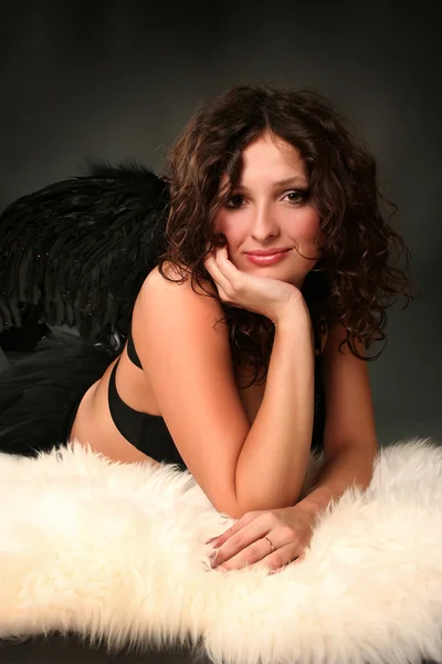 黒い翼を持つ美しい若い天使 — ストック写真